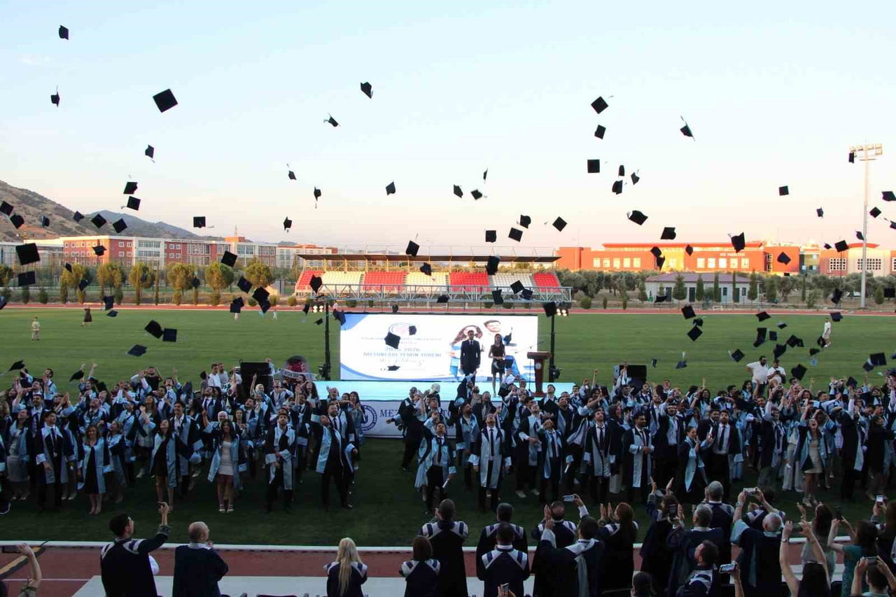 AYDIN ADNAN MENDERES ÜNİVERSİTESİ (ADÜ) TIP FAKÜLTESİ 2025-2026 AKADEMİK YILI 23. DÖNEM MEZUNİYET...