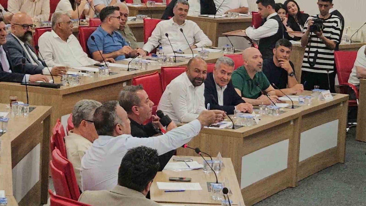 AYDIN BÜYÜKŞEHİR BELEDİYE MECLİSİ'NE KENDİ MİKROFONU İLE GELEN EFELER BELEDİYE BAŞKANI ANIL...