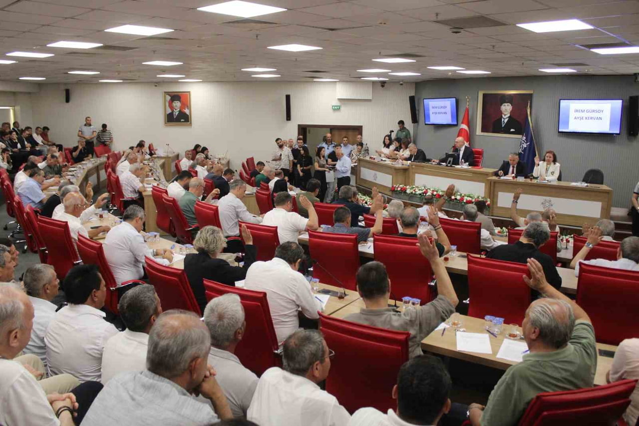 AYDIN BÜYÜKŞEHİR BELEDİYE MECLİSİ HAZİRAN AYI TOPLANTISI GERÇEKLEŞTİRİLİRKEN, CHP’Lİ YASEMİN...