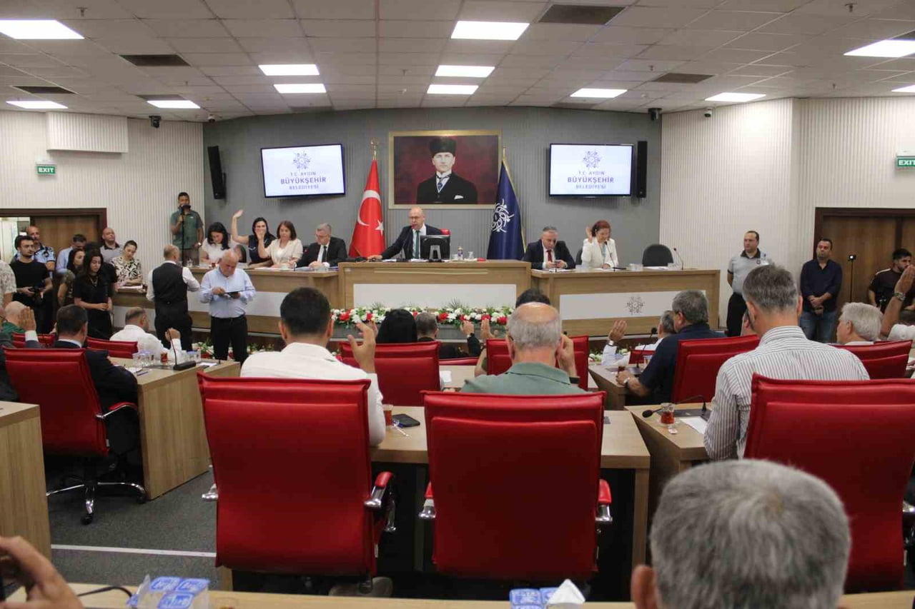 AYDIN BÜYÜKŞEHİR BELEDİYE MECLİSİ HAZİRAN AYI TOPLANTISI GERÇEKLEŞTİRİLİRKEN, CHP’Lİ YASEMİN...