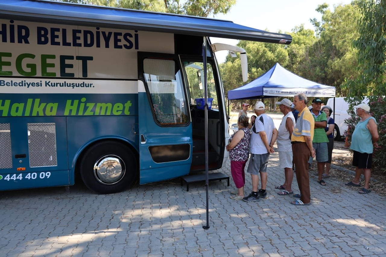 AYDIN BÜYÜKŞEHİR BELEDİYESİ'NİN MOBİL HALK EGE ET SATIŞ ARACI, KUŞADASI'NIN DAVUTLAR MAHALLESİ'NDE...