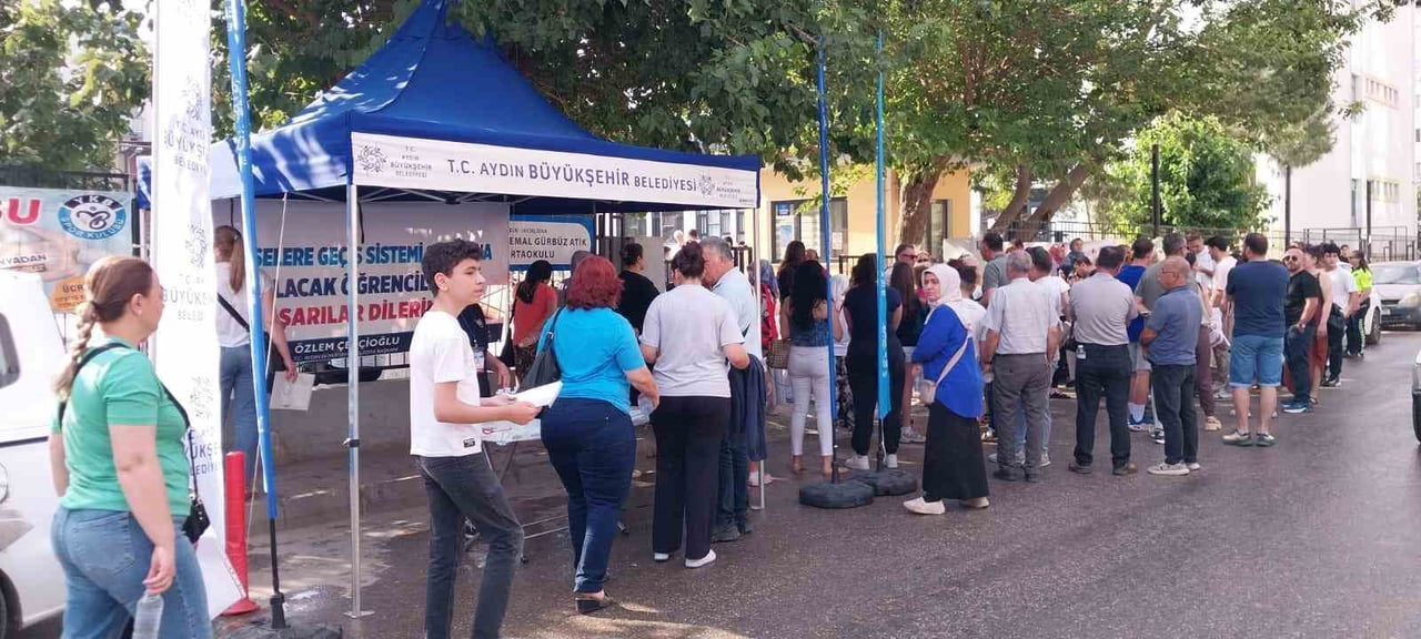 AYDIN BÜYÜKŞEHİR BELEDİYESİ, LİSELERE GEÇİŞ SİSTEMİ (LGS) SINAVI SIRASINDA SINAV MERKEZLERİ ÖNÜNDE...