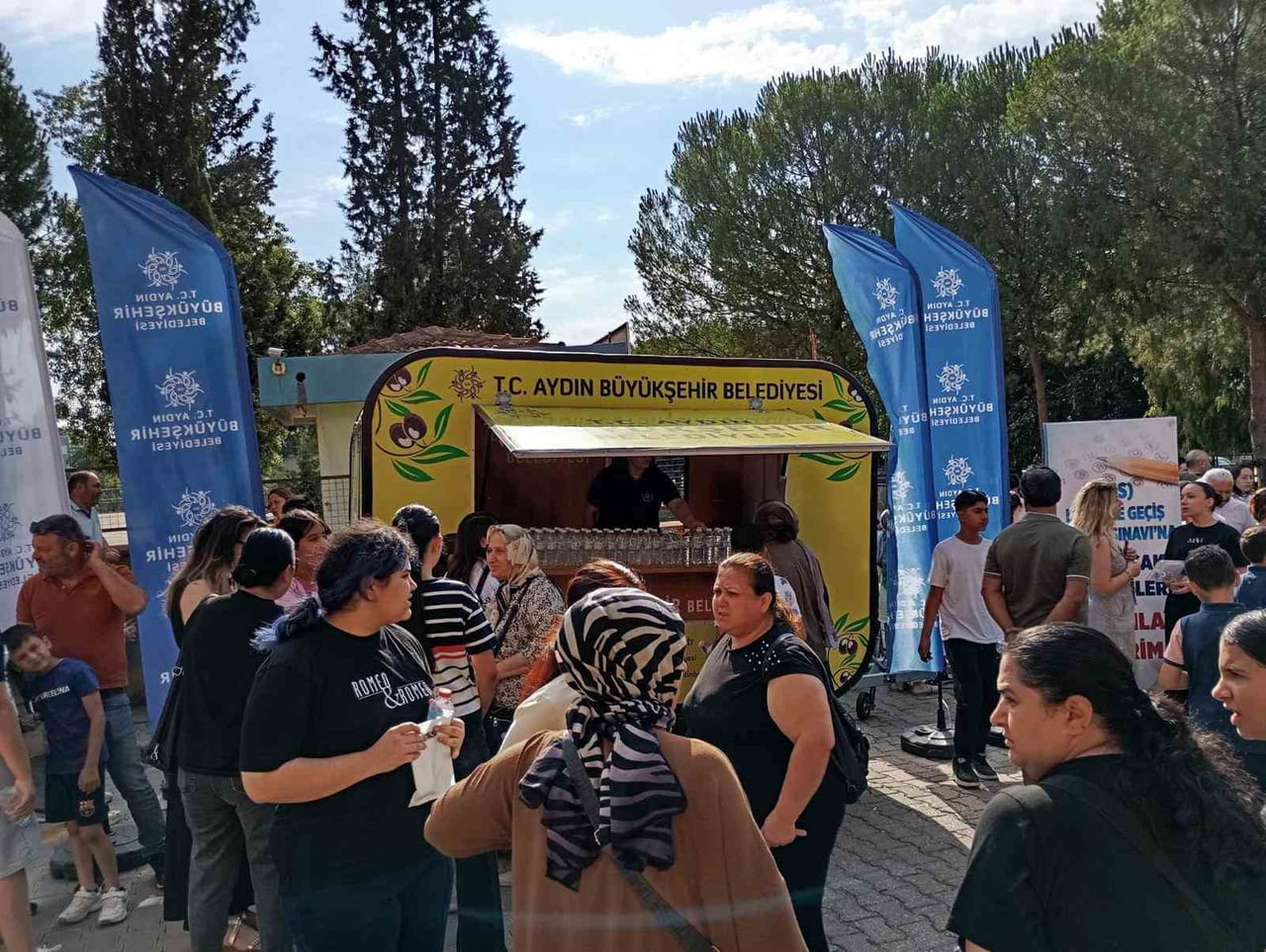 AYDIN BÜYÜKŞEHİR BELEDİYESİ, LİSELERE GEÇİŞ SİSTEMİ (LGS) SINAVI SIRASINDA SINAV MERKEZLERİ ÖNÜNDE...