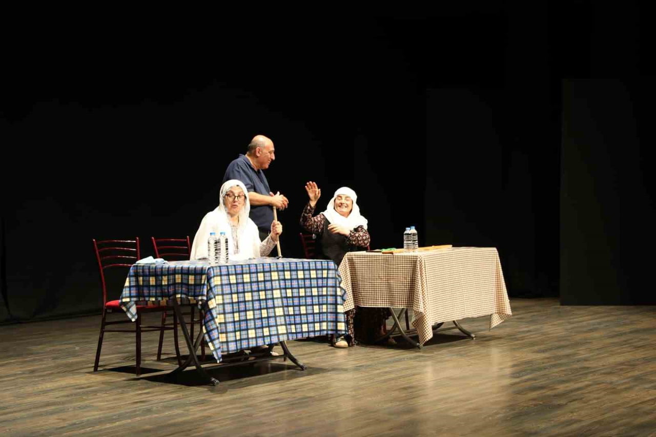 AYDIN BÜYÜKŞEHİR BELEDİYESİ ŞEHİR TİYATROLARI TİYATRO ATÖLYESİ ÖĞRENCİLERİ TARAFINDAN SAHNELENEN...