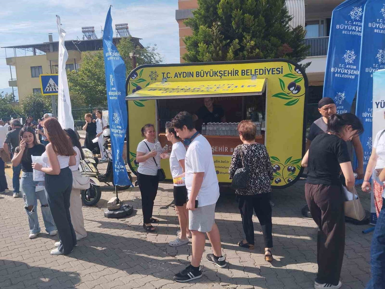 AYDIN BÜYÜKŞEHİR BELEDİYESİ, YKS'NİN İLK OTURUMUNDA SINAV MERKEZLERİ ÖNÜNDE KURDUĞU STANTLARDA...