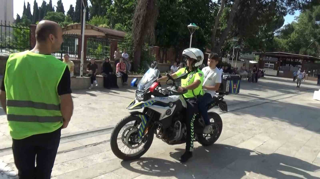 AYDIN’DA LGS’YE GİREN 8’İNCİ SINIF ÖĞRENCİSİ ALPEREN OĞUZ, SINAV MERKEZİNE GELDİĞİNDE KİMLİĞİNİ...