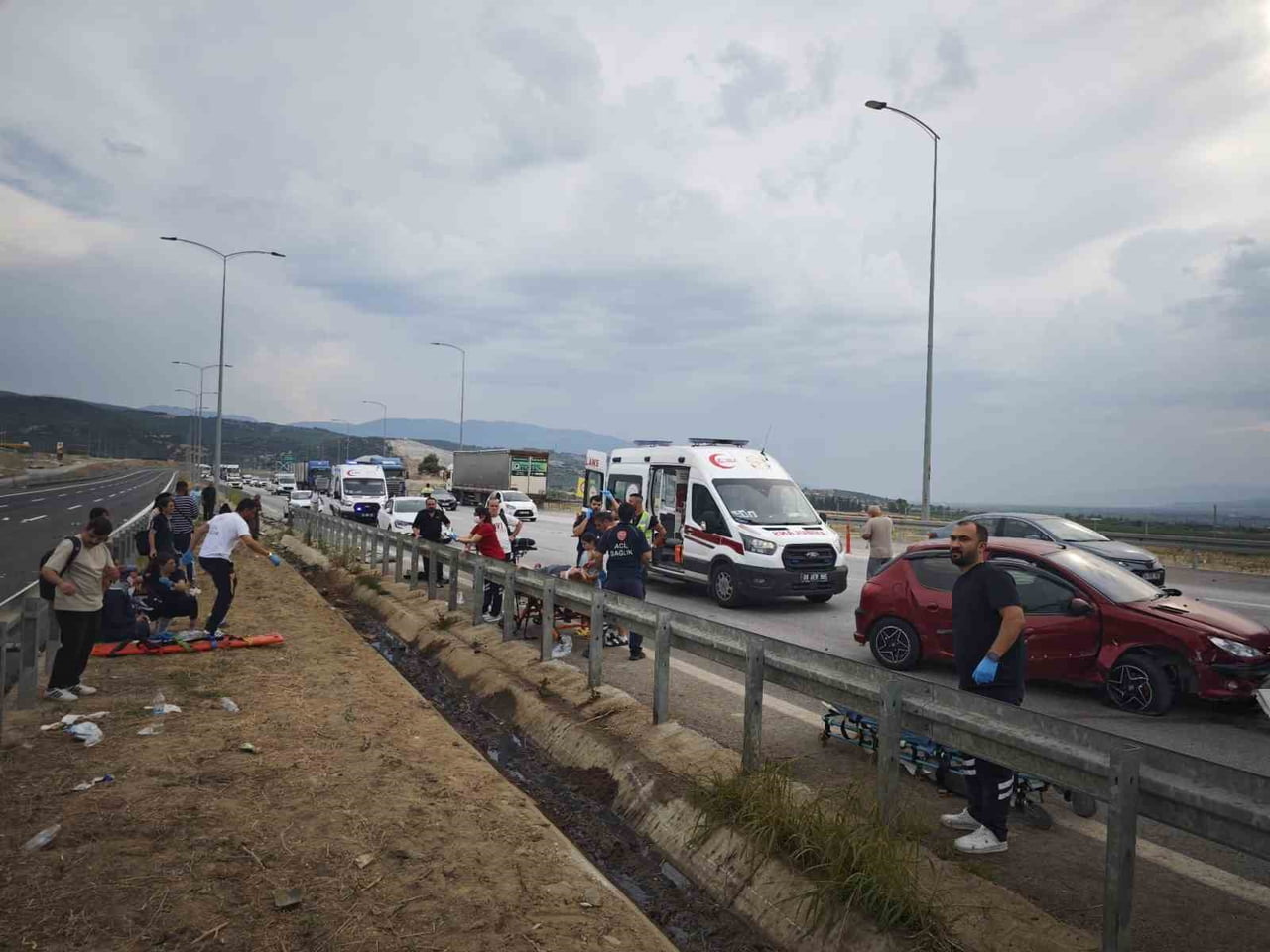 AYDIN-DENİZLİ OTOYOLUNDA OTOMOBİL İLE YOLCU OTOBÜSÜNÜN KARIŞTIĞI KAZADA KONTROLDEN ÇIKAN YOLCU...
