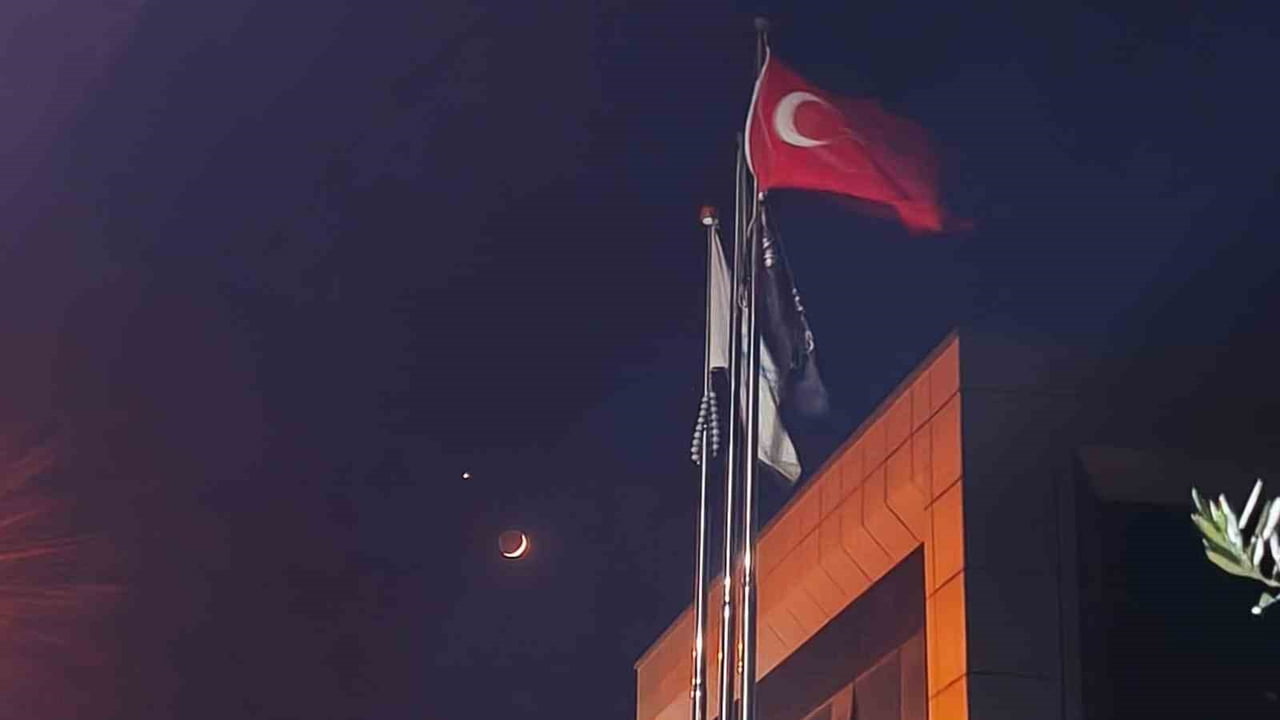 AYDIN’IN EFELER İLÇESİNDE GECE SAATLERİNDE GÖNDERE ÇEKİLİ TÜRK BAYRAĞI, GÖKYÜZÜNDE BELİREN AY VE...