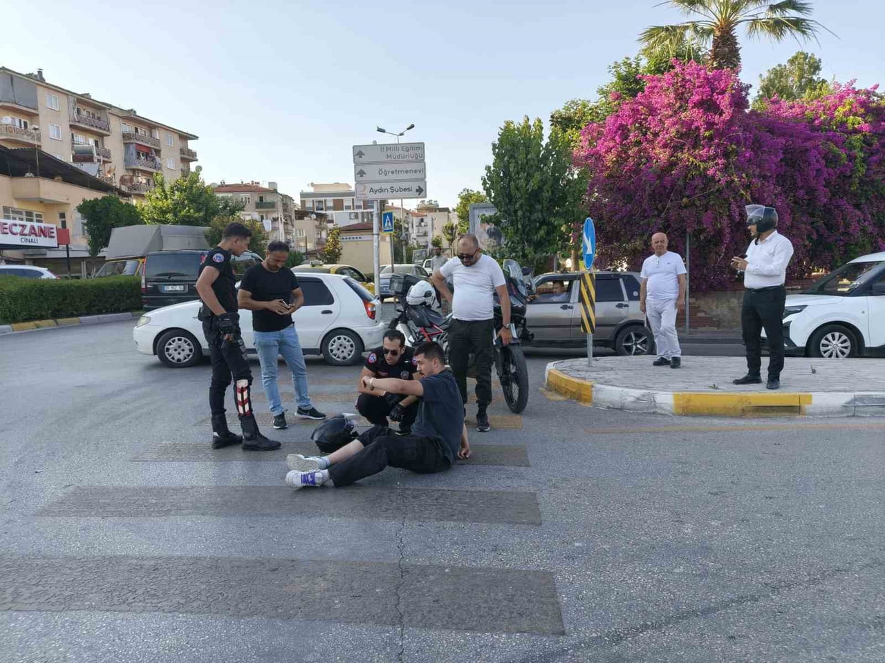 AYDIN’IN EFELER İLÇESİNDE OTOMOBİL İLE MOTOSİKLETİN ÇARPIŞMASI SONUCU MEYDANA GELEN TRAFİK...