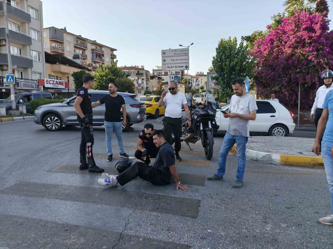 AYDIN’IN EFELER İLÇESİNDE OTOMOBİL İLE MOTOSİKLETİN ÇARPIŞMASI SONUCU MEYDANA GELEN TRAFİK...