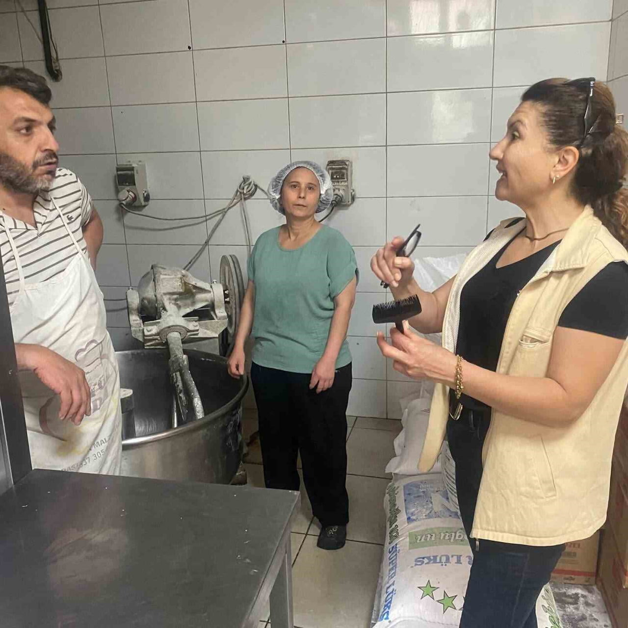AYDIN’IN EFELER İLÇESİNDE VATANDAŞLARIN GÜVENİLİR GIDAYA ERİŞİMİNİ SAĞLAMAK AMACIYLA UNLU MAMUL...