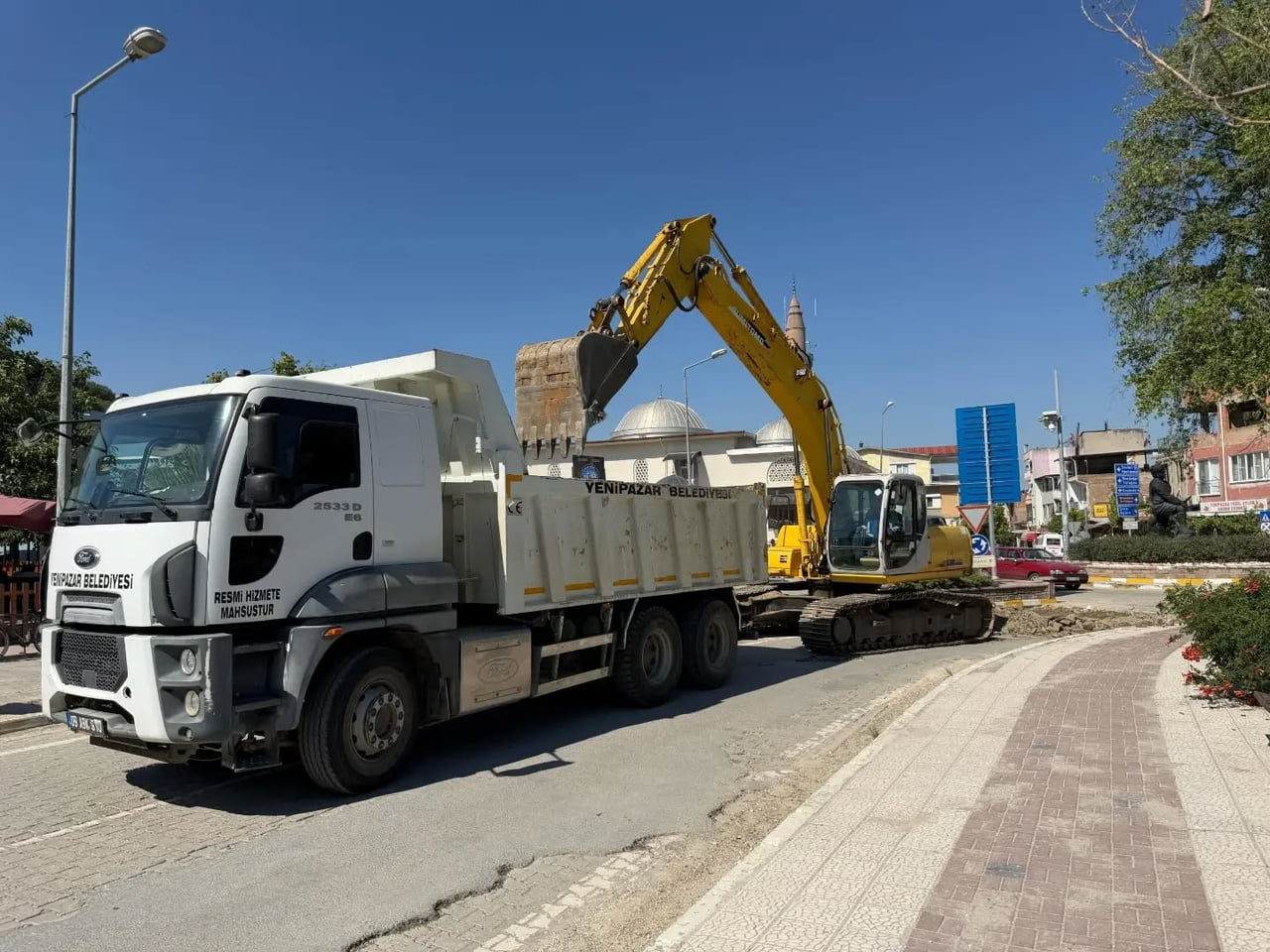 AYDIN’IN YENİPAZAR İLÇESİNDE VATANDAŞLARIN UZUN SÜREDİR BEKLEDİĞİ YOL ÇALIŞMALARI BAŞLADI. İLÇENİN...