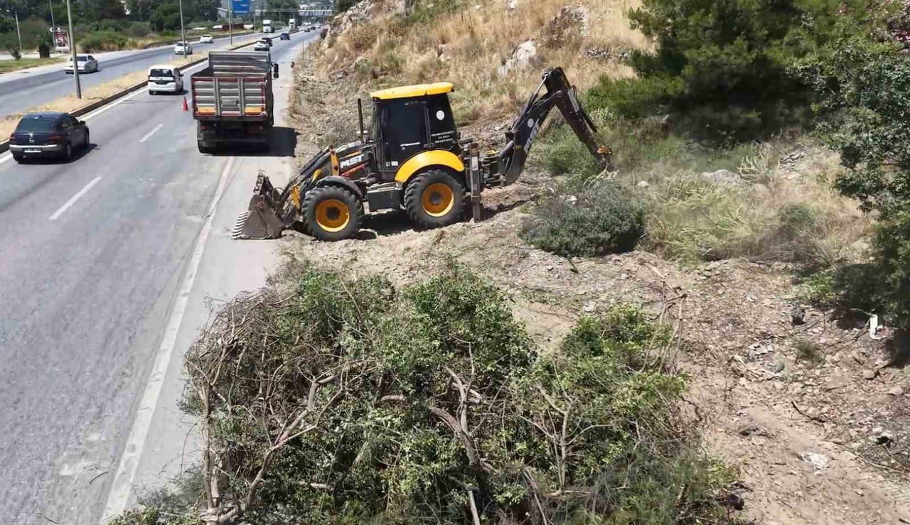 AYDIN ORMAN İŞLETME MÜDÜRLÜĞÜ EKİPLERİ, SÖKE İLÇESİNE BAĞLI SAZLIKÖY BÖLGESİNDE ORMAN YANGINI...