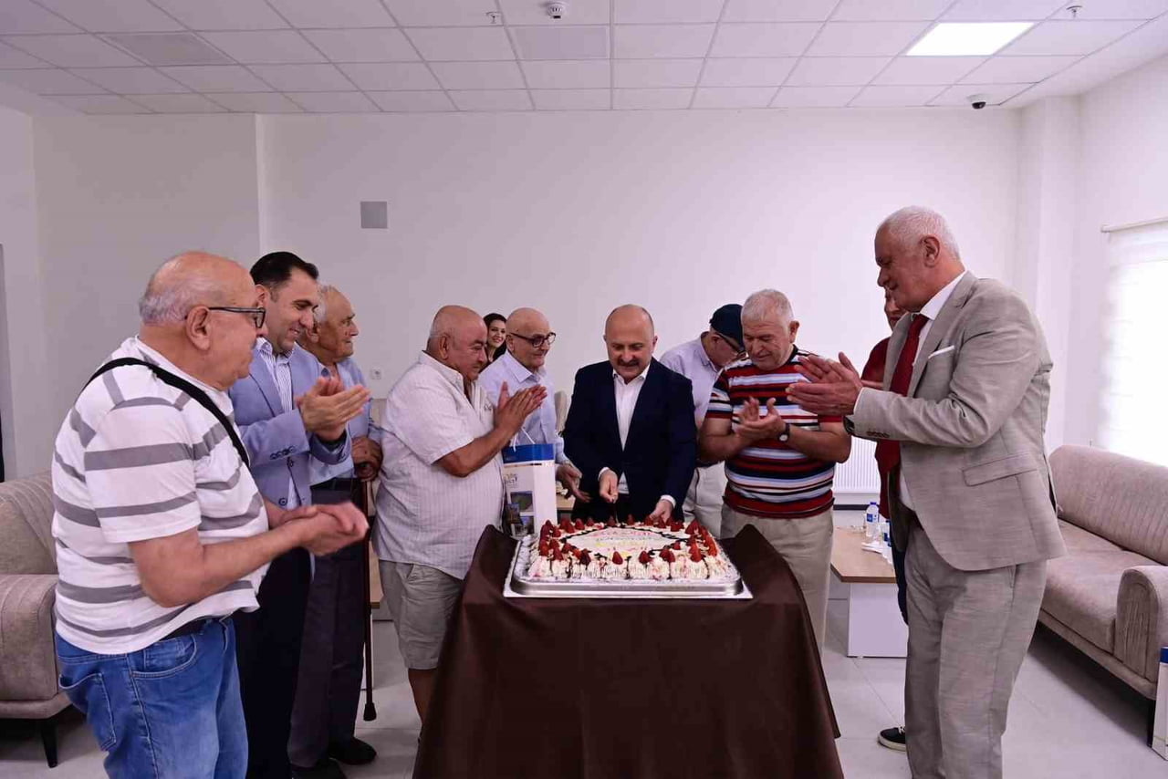 AYDIN VALİSİ DR. OSMAN VAROL VE EŞİ FUNDA VAROL, BABALAR GÜNÜ DOLAYISIYLA HUZUREVİNDE KALAN...