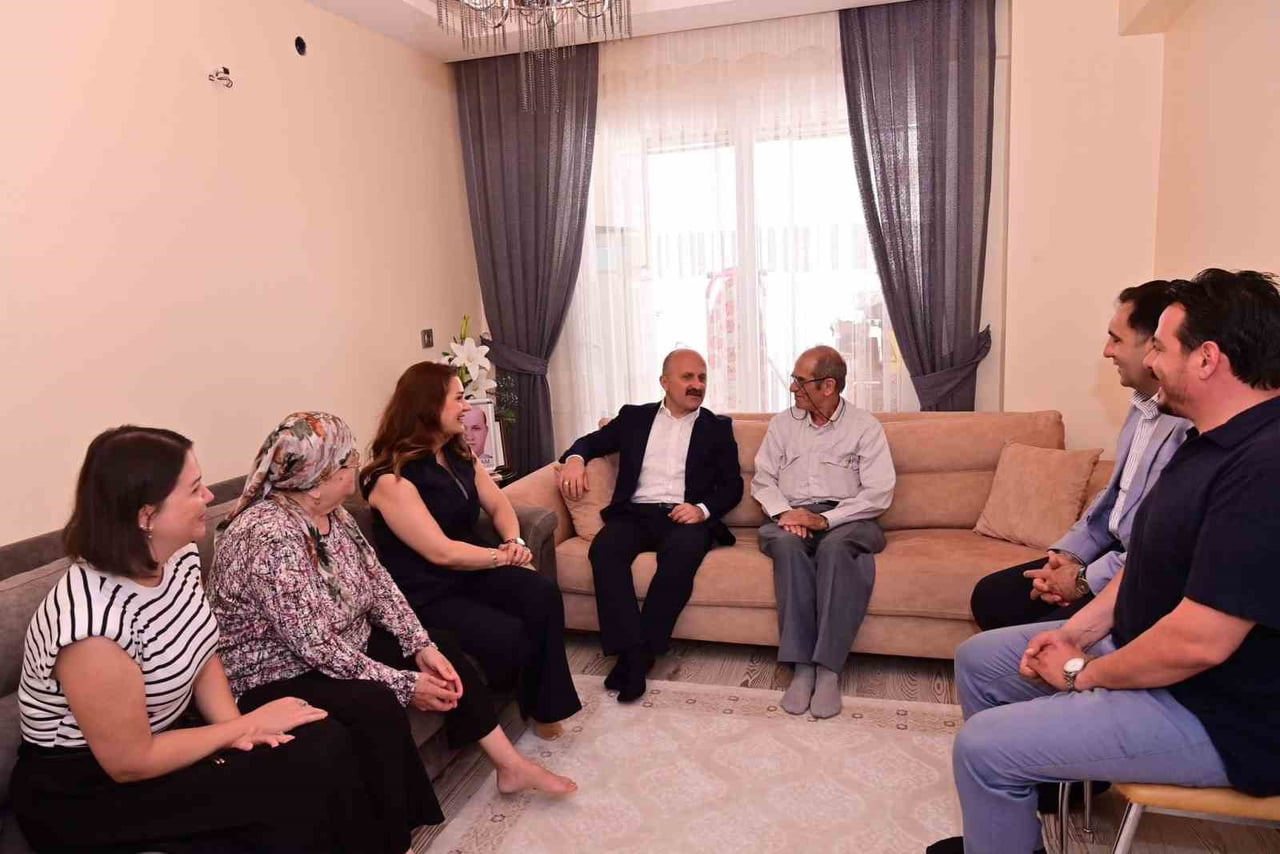 AYDIN VALİSİ DR. OSMAN VAROL VE EŞİ FUNDA VAROL, BABALAR GÜNÜ DOLAYISIYLA HUZUREVİNDE KALAN...