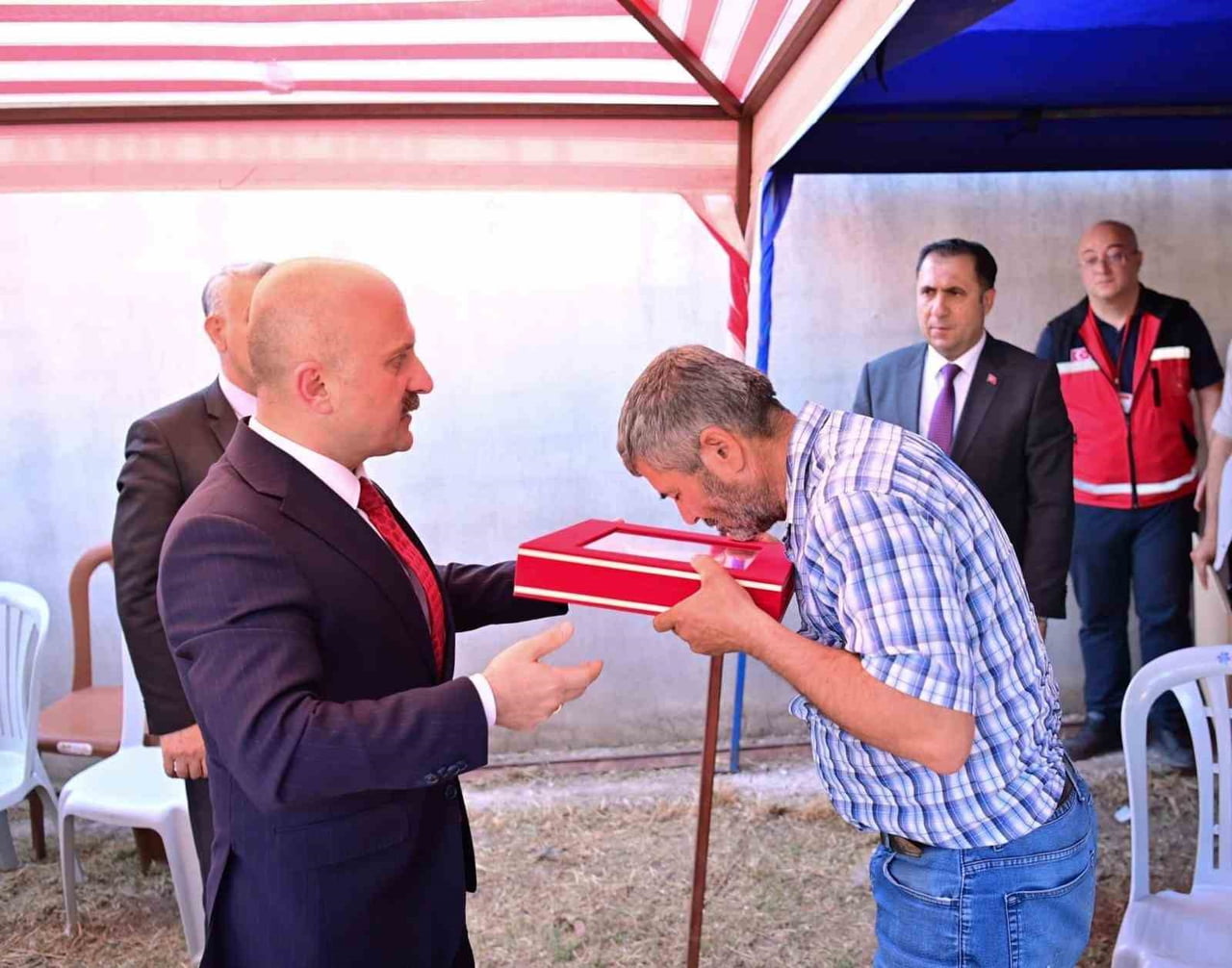 AYDIN VALİSİ OSMAN VAROL , MUĞLA’DA GÖREVİ BAŞINDA ŞEHİT OLAN AYDINLI POLİS MEMURU TAYFUN BAŞ’IN...