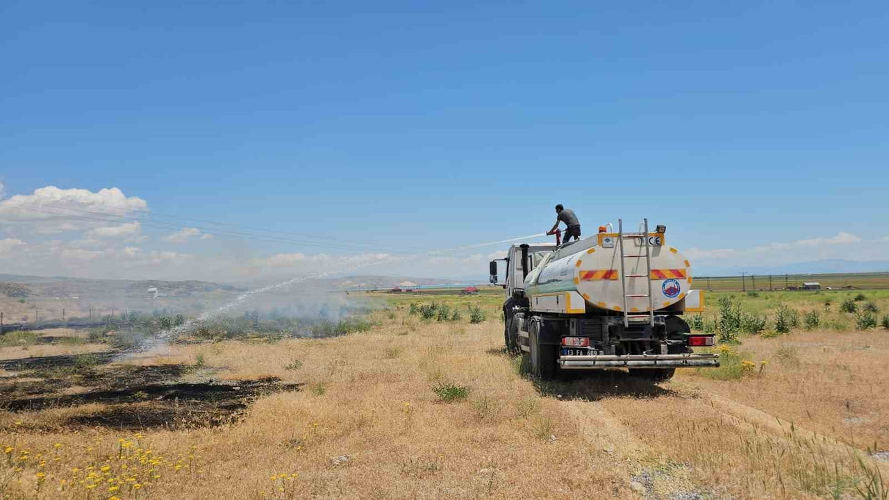 AYDINLAR BELDESİ KIRSALINDA KURU OTLARIN TUTUŞMASIYLA YANGIN ÇIKTI.