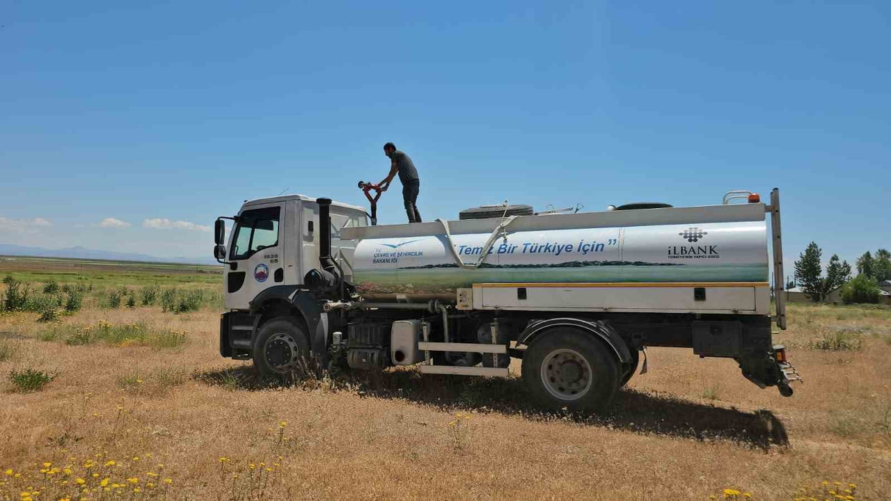 AYDINLAR BELDESİ KIRSALINDA KURU OTLARIN TUTUŞMASIYLA YANGIN ÇIKTI.