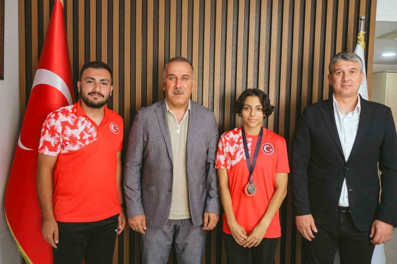 AYDINLI ATLET SUDE NAZ BAYAR, TÜRKİYE ŞAMPİYONLUĞU VE TÜRKİYE İKİNCİLİĞİ ELDE ETTİĞİ BAŞARILI...