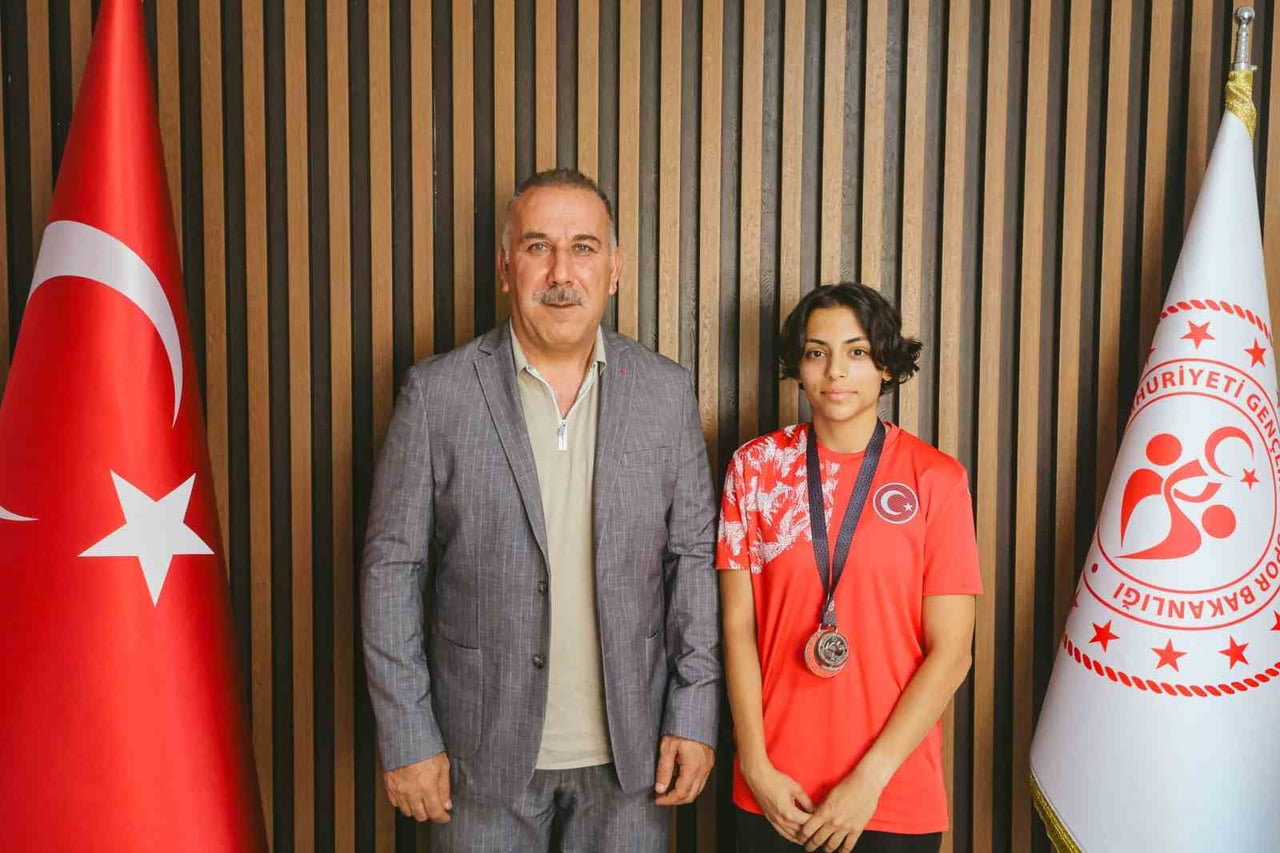 AYDINLI ATLET SUDE NAZ BAYAR, TÜRKİYE ŞAMPİYONLUĞU VE TÜRKİYE İKİNCİLİĞİ ELDE ETTİĞİ BAŞARILI...