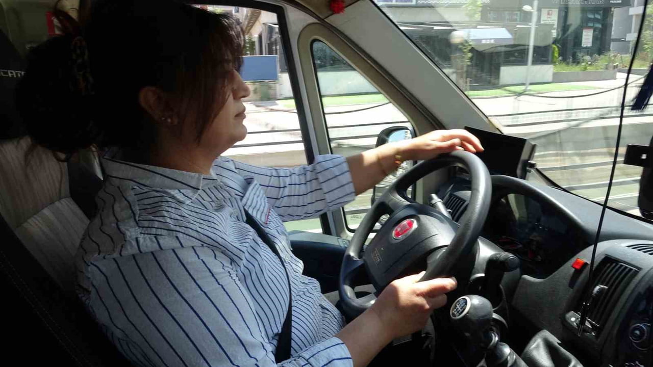 AYSEL CEYLAN, ÖĞRENCİ SERVİS ŞOFÖRLÜĞÜNDEKİ BAŞARISIYLA HEM VELİLERİN HEM DE ÖĞRENCİLERİN...