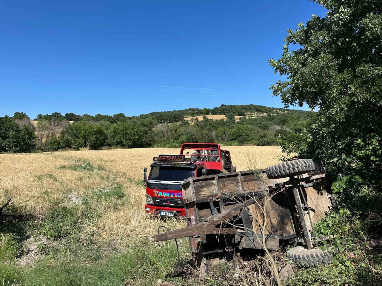 AYVACIK İLÇESİNDE YOL KENARINDAKİ ARAZİYE DEVRİLEN TRAKTÖRÜN SÜRÜCÜSÜ HAYATINI...