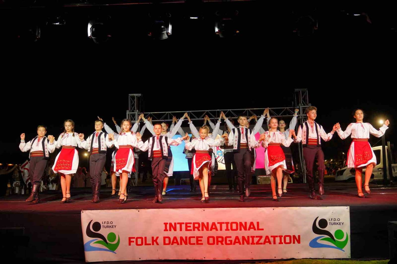 AYVALIK, 10. ULUSLARARASI DENİZ VE KUM GÜNLERİ FESTİVALİ KAPSAMINDA DÜZENLENEN HALK OYUNLARI...
