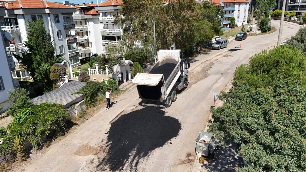 AYVALIK BELEDİYESİ FEN İŞLERİ MÜDÜRLÜĞÜ EKİPLERİ, 150 EVLER VE ALİ ÇETİNKAYA MAHALLELERİNDE...