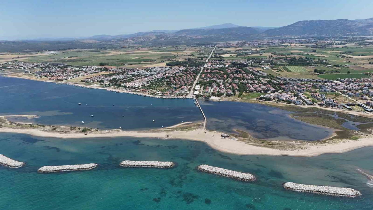AYVALIK BELEDİYESİ FEN İŞLERİ MÜDÜRLÜĞÜ EKİPLERİ, YAZ SEZONUNUN YAKLAŞMASIYLA BİRLİKTE KENT...