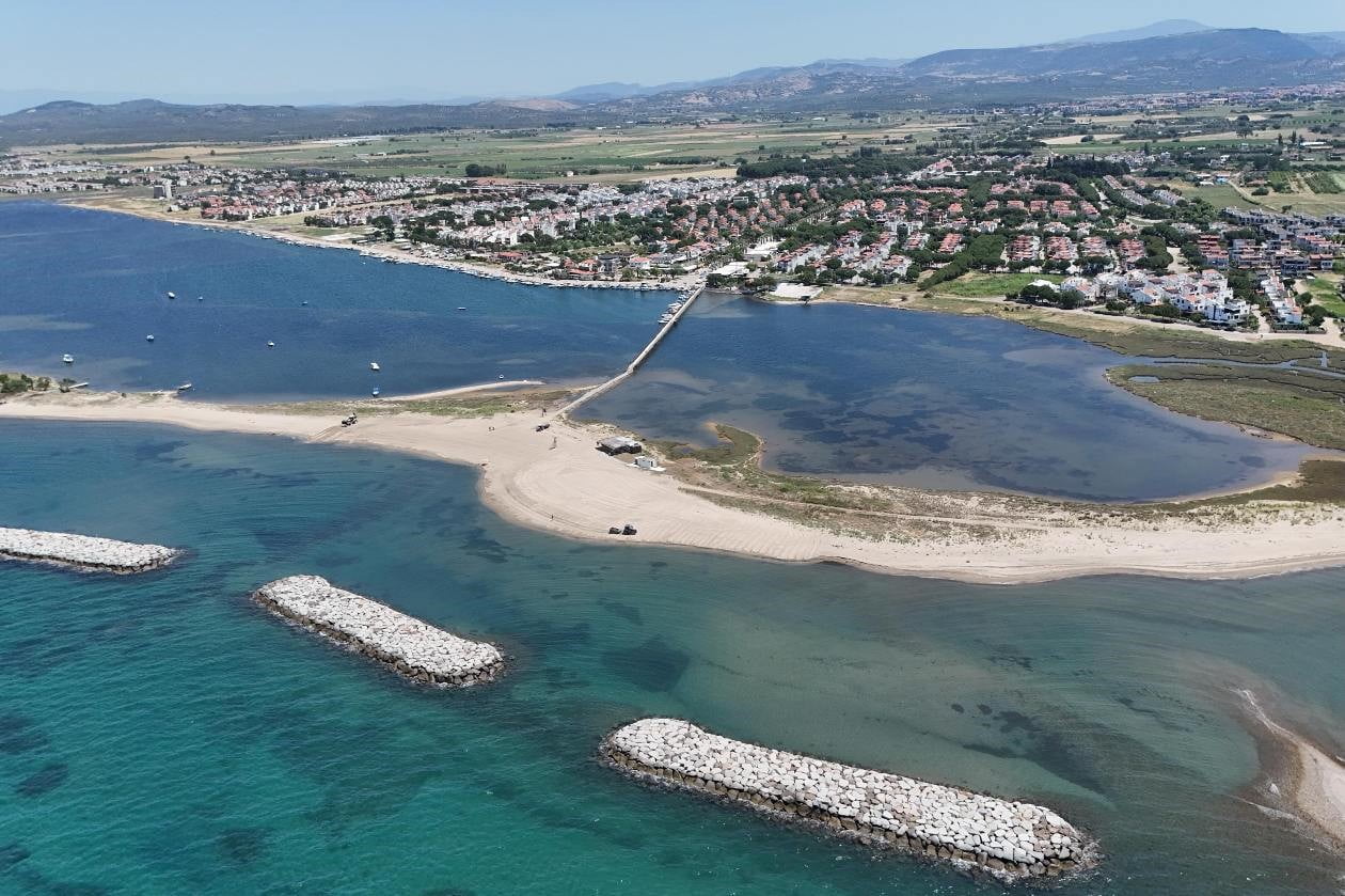 AYVALIK BELEDİYESİ FEN İŞLERİ MÜDÜRLÜĞÜ EKİPLERİ, YAZ SEZONUNUN YAKLAŞMASIYLA BİRLİKTE KENT...