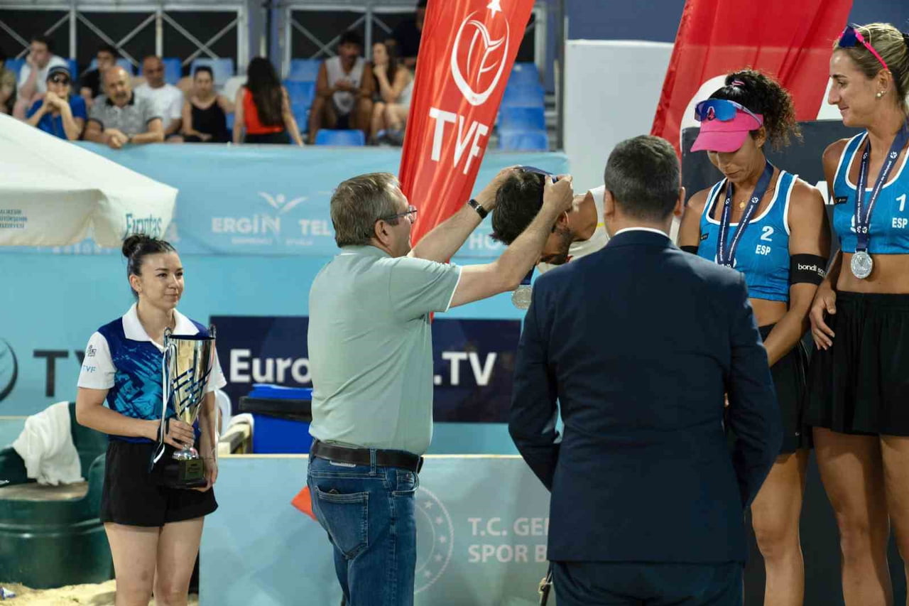 AYVALIK, DÜNYA PLAJ VOLEYBOLU HEYECANINA EV SAHİPLİĞİ YAPTI