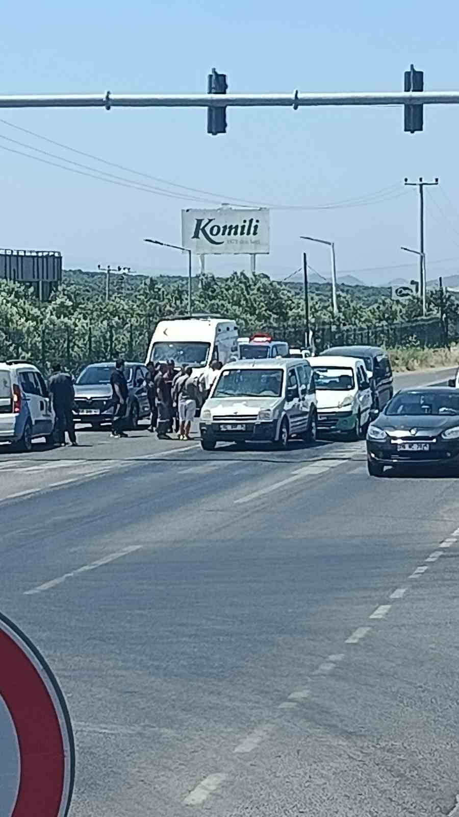 AYVALIK’TA KOZAK KAVŞAĞINDA ZİNCİRLEME KAZA: 3 ARAÇ BİRBİRİNE GİRDİ