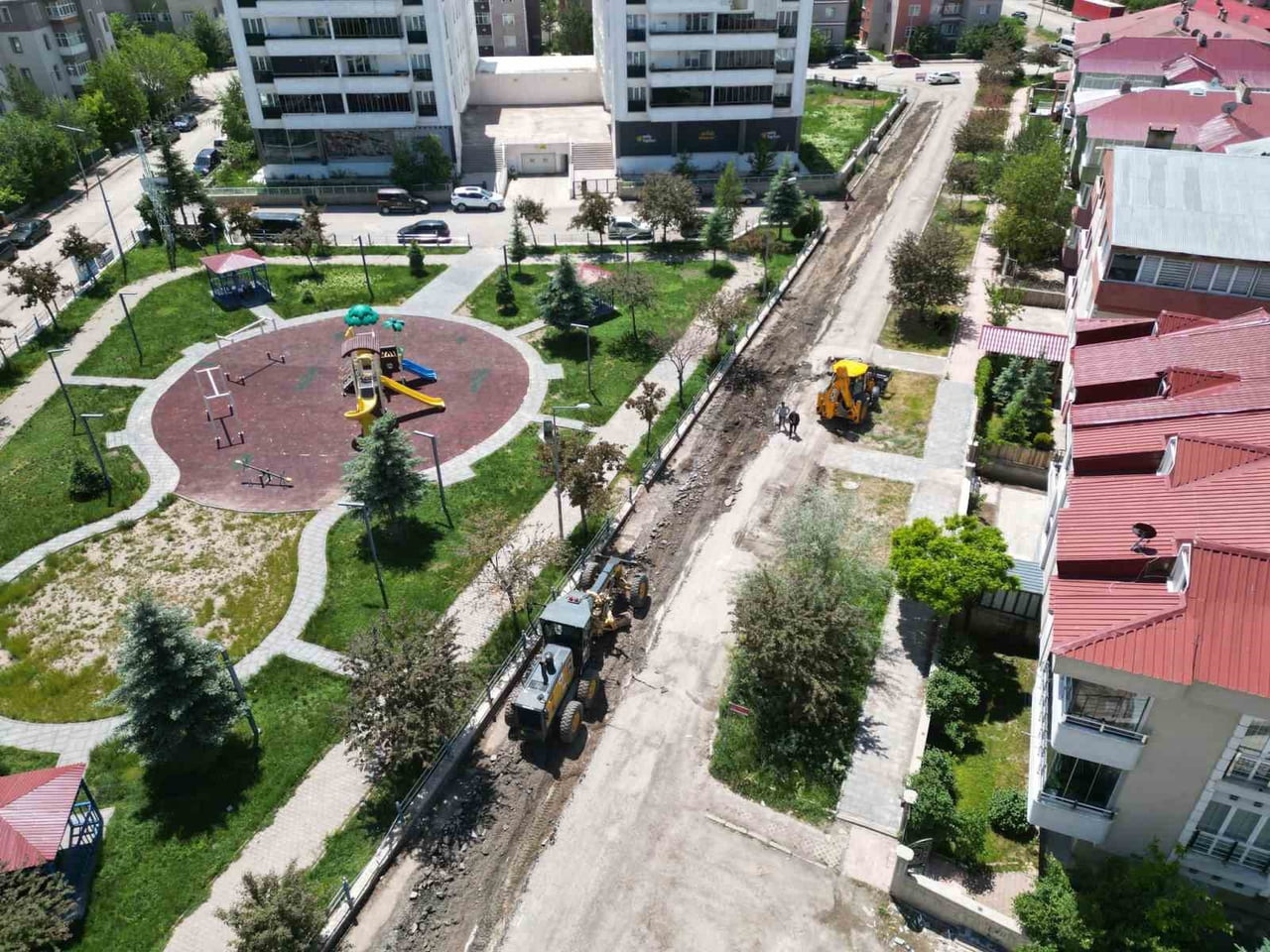 AZİZİYE BELEDİYESİ, İLÇEDE BUGÜN İTİBARİYLE ASFALT SEFERBERLİĞİ BAŞLATTI. BELEDİYE BAŞKANI...