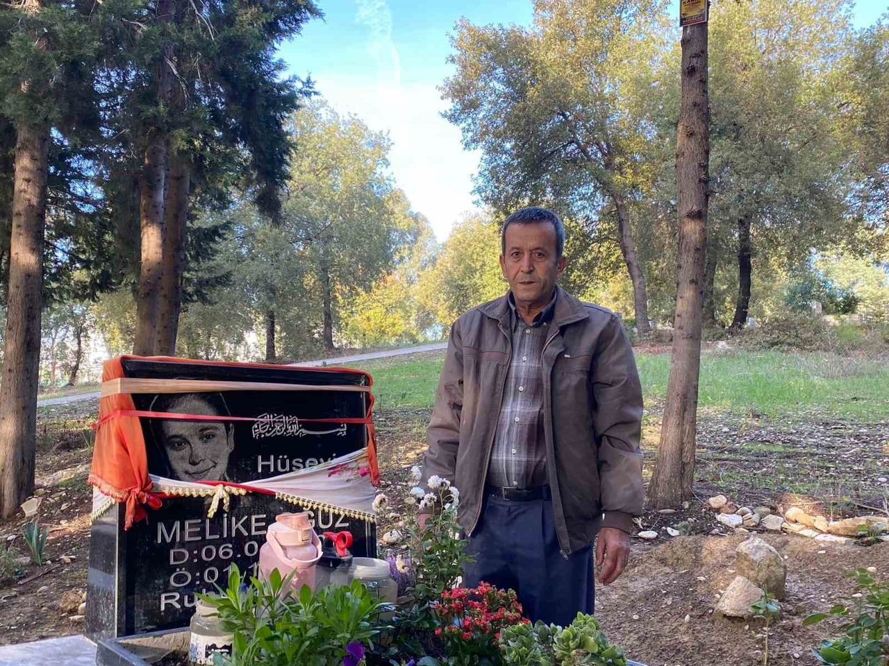 BABA HÜSEYİN OĞUZ KIZININ MEZARINDA (ARŞİV)
