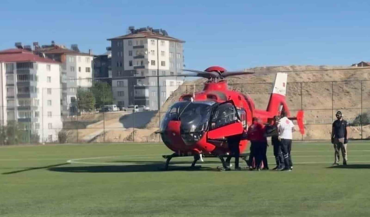 BACAĞI KIRILAN YAŞLI ADAM AMBULANS HELİKOPTERLE SEVK EDİLDİ