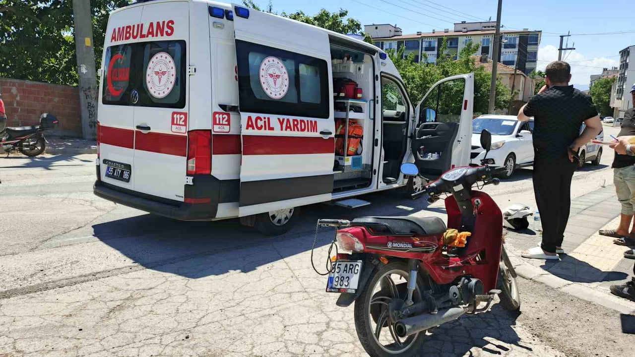 BAFRA İLÇESİNDE MEYDANA GELEN TRAFİK KAZASINDA MOTOSİKLET SÜRÜCÜSÜ YARALANDI.