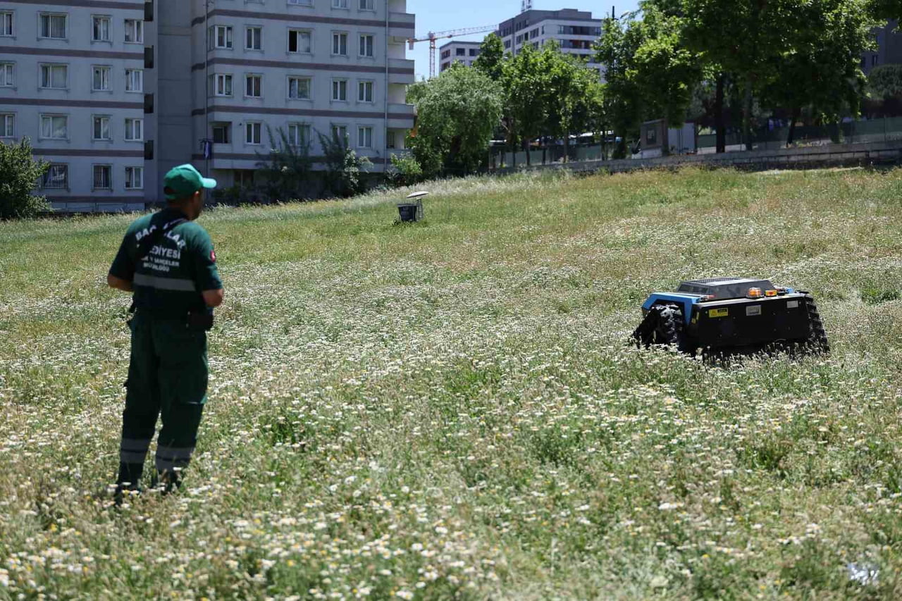 BAĞCILAR BELEDİYESİ, PARK VE YEŞİL ALANLARDAKİ OT BİÇME İŞLERİNİ BAĞBOT İSİMLİ UZAKTAN KUMANDALI...