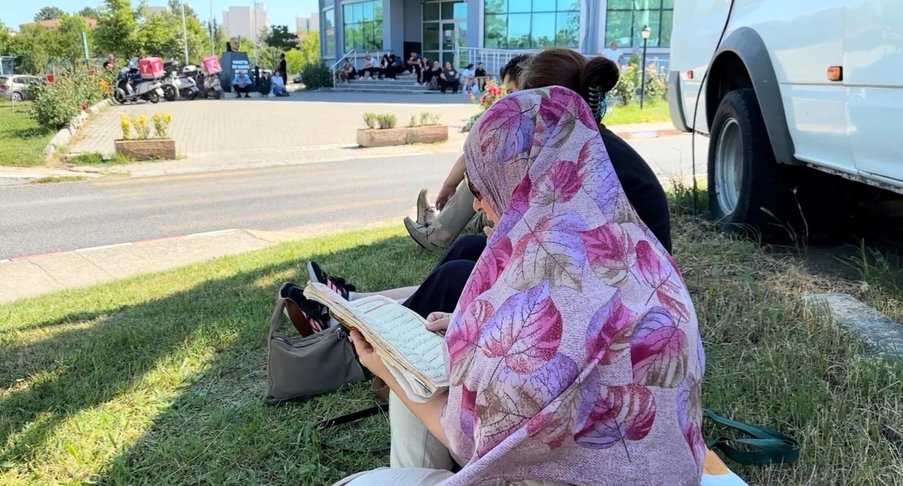 BAHAR ARI, SINAVA GİREN KIZINI DUALARLA BEKLEDİ