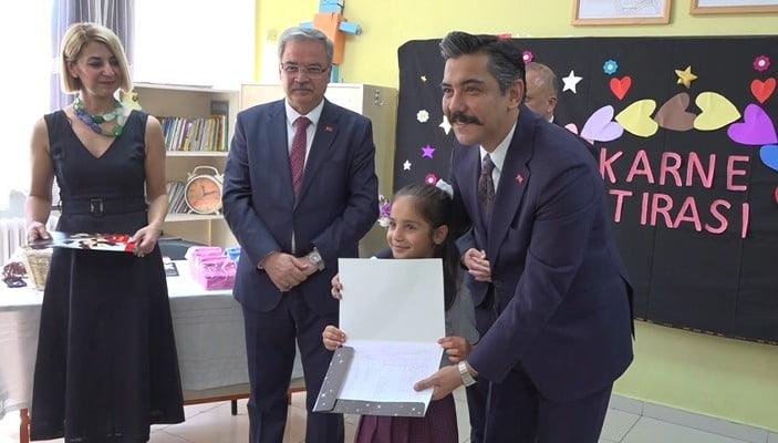 BAHATTİN KAYALI İLKOKULU'NDA DÜZENLENEN KARNE DAĞITIM TÖRENİNDE İSE ÖĞRENCİLERE KARNELERİ...