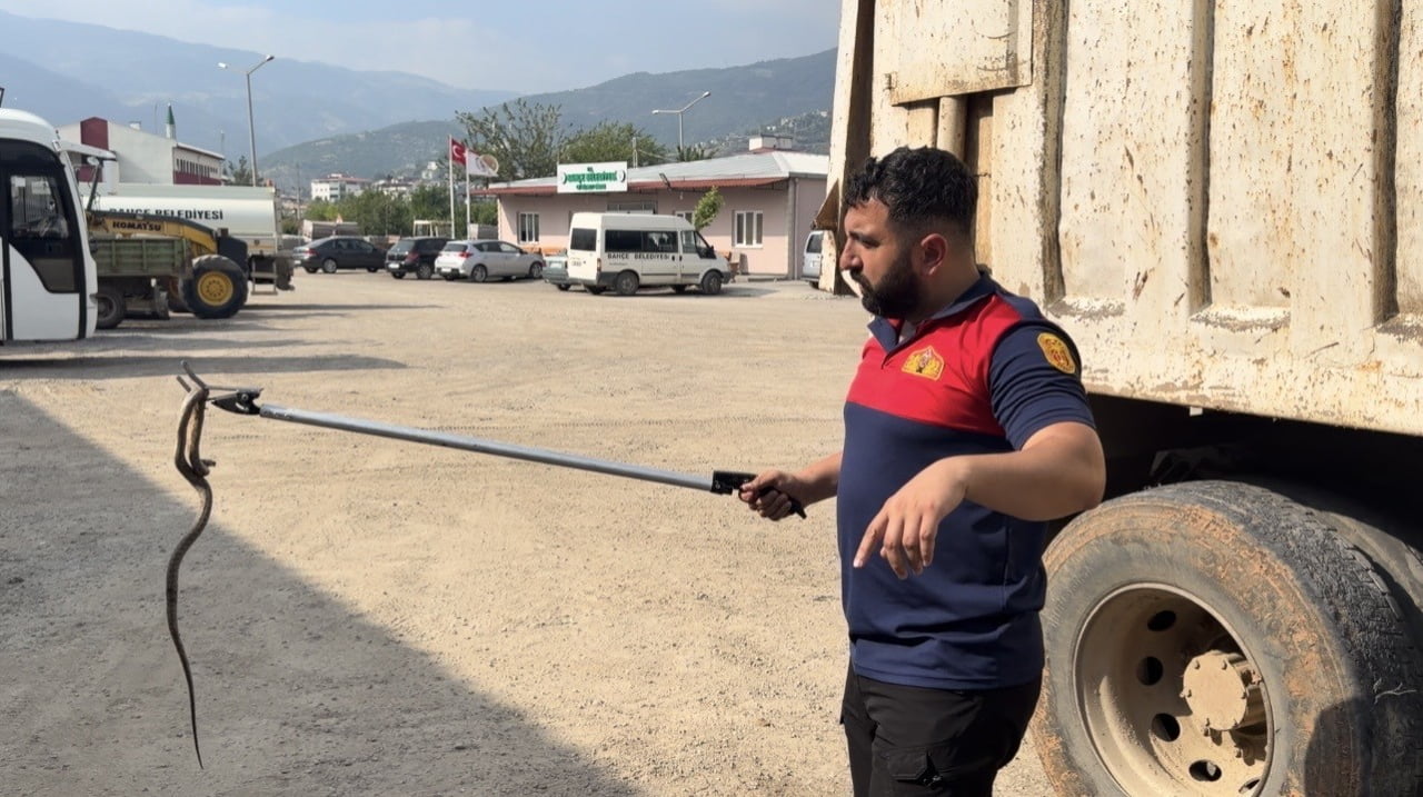 BAHÇE İLÇESİNDE ZABITA EKİPLERİNİN KONTROL AMACIYLA DURDURDUĞU SAMAN YÜKLÜ TIRDA FARK EDİLEN...