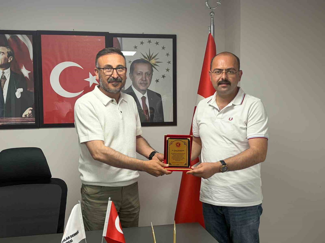 BAHÇELİEVLER MAHALLESİ MUHTARI ÜNAL YILMAZ, İLÇEYE KATKILARINDAN DOLAYI BELEDİYE BAŞKANI VOLKAN...