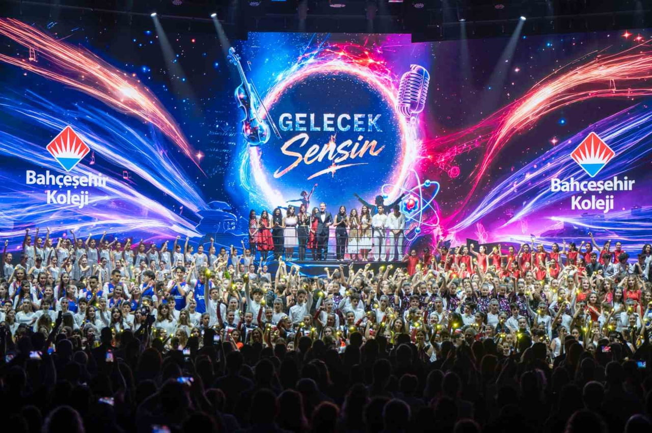 BAHÇEŞEHİR KOLEJİ’NİN 'GELECEK SENSİN' TEMALI YIL SONU GÖSTERİSİNDE 700 ÖĞRENCİ SAHNE...