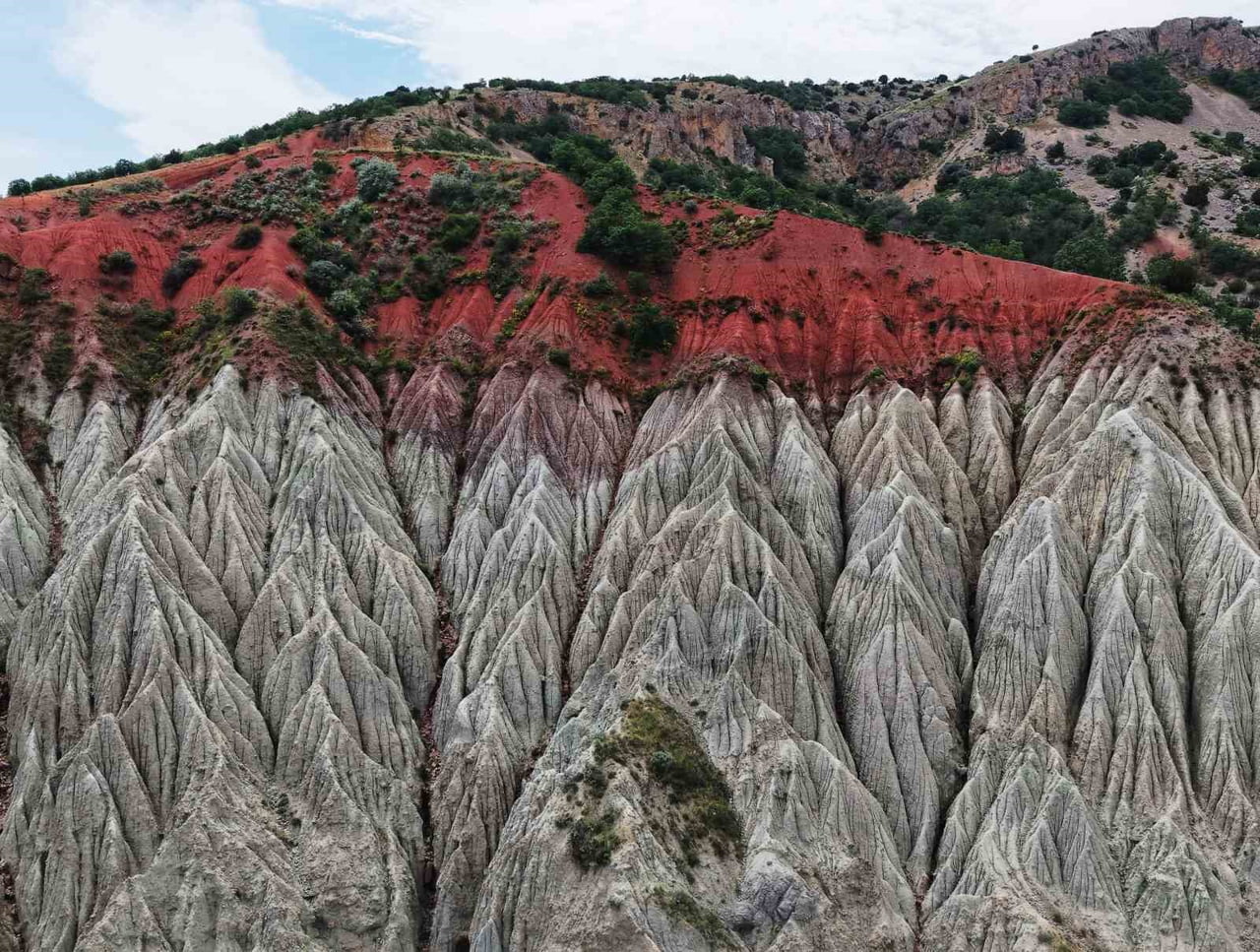 BAHŞILI İLÇESİNDE BOZKIRIN ORTASINDA YER ALAN DOĞAL OLUŞUMLAR, FARKLI YAPISIYLA DİKKAT...