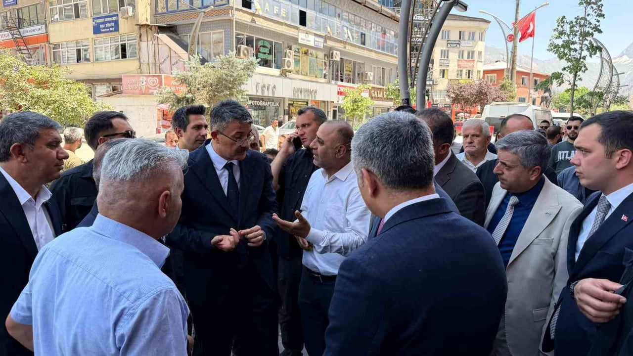 BAKAN YARDIMCISI ALİ ÇELİK, HAKKARİ VALİSİ İBRAHİM TAŞYAPAN, VALİ YARDIMCILARI VE KURUM AMİRLERİ...