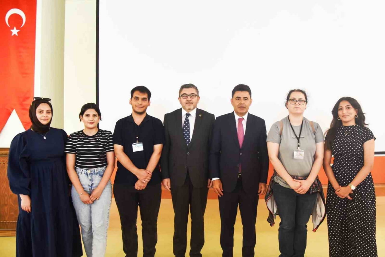 BAKAN YARDIMCISI BOYRAZ BŞEÜ’DE ÖĞRENCİLERLE BULUŞTU