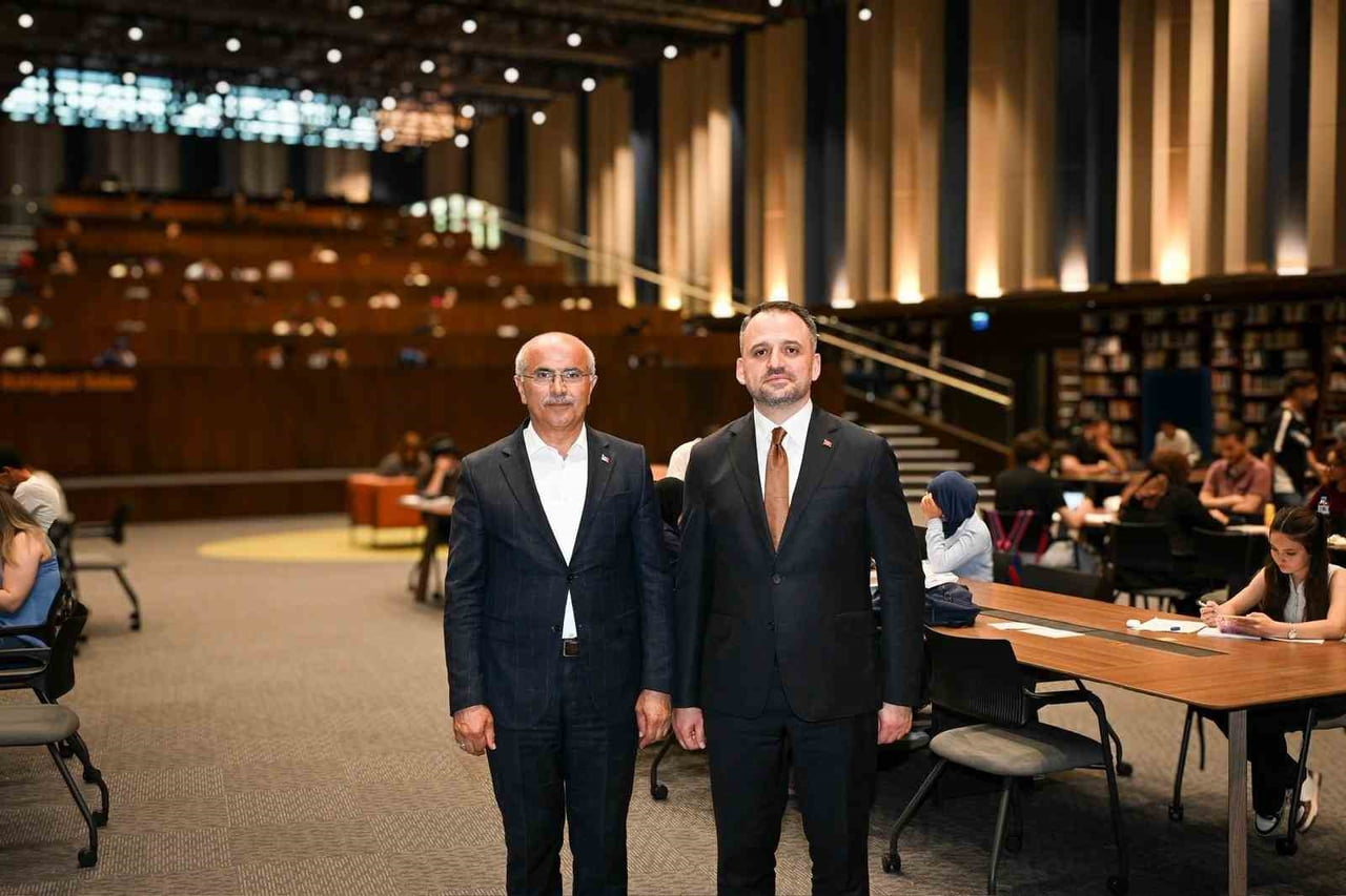 BAKAN YARDIMCISI DR. ENES EMİNOĞLU'NDAN ŞEHİR KÜTÜPHANESİNE TAM NOT