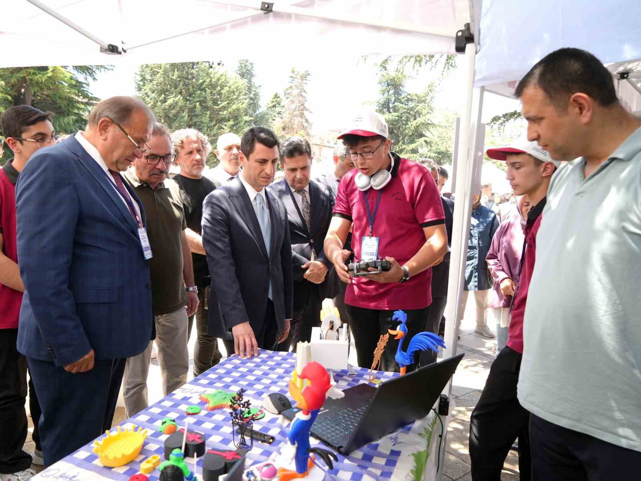 . BAKAN YARDIMCISI MACİT, GENEL MÜDÜR KAYGUSUZ VE MİLLİ EĞİTİM MÜDÜRÜ GÜMÜŞ, BERABERİNDEKİ HEYET...