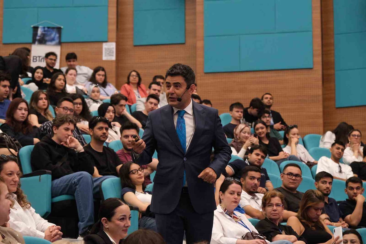 BAKAN YARDIMCISI OSMAN BOYRAZ, "MESLEKİ EĞİTİMDE GÜNCEL YAKLAŞIMLAR FORUMU"NDA ÖĞRENCİLERLE...