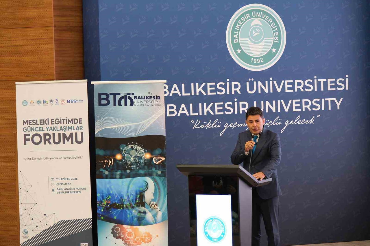BAKAN YARDIMCISI OSMAN BOYRAZ, "MESLEKİ EĞİTİMDE GÜNCEL YAKLAŞIMLAR FORUMU"NDA ÖĞRENCİLERLE...