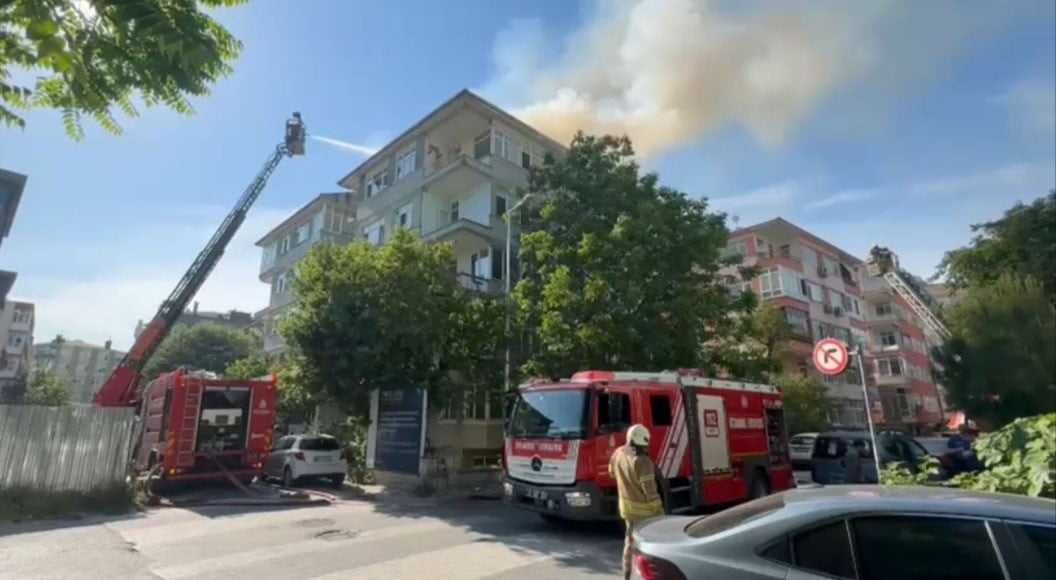 BAKIRKÖY'DE 6 KATLI BİR APARTMANIN ÇATISINDA ÇIKAN YANGIN MAHALLEDE PANİĞE NEDEN OLDU. İTFAİYE...